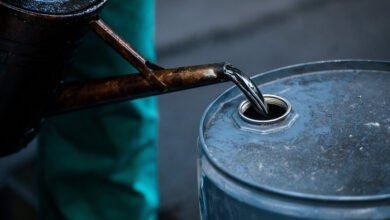 النفط-يقلص-خسائره-إلى-10%-ويتداول-فوق-101-دولار-للبرميل